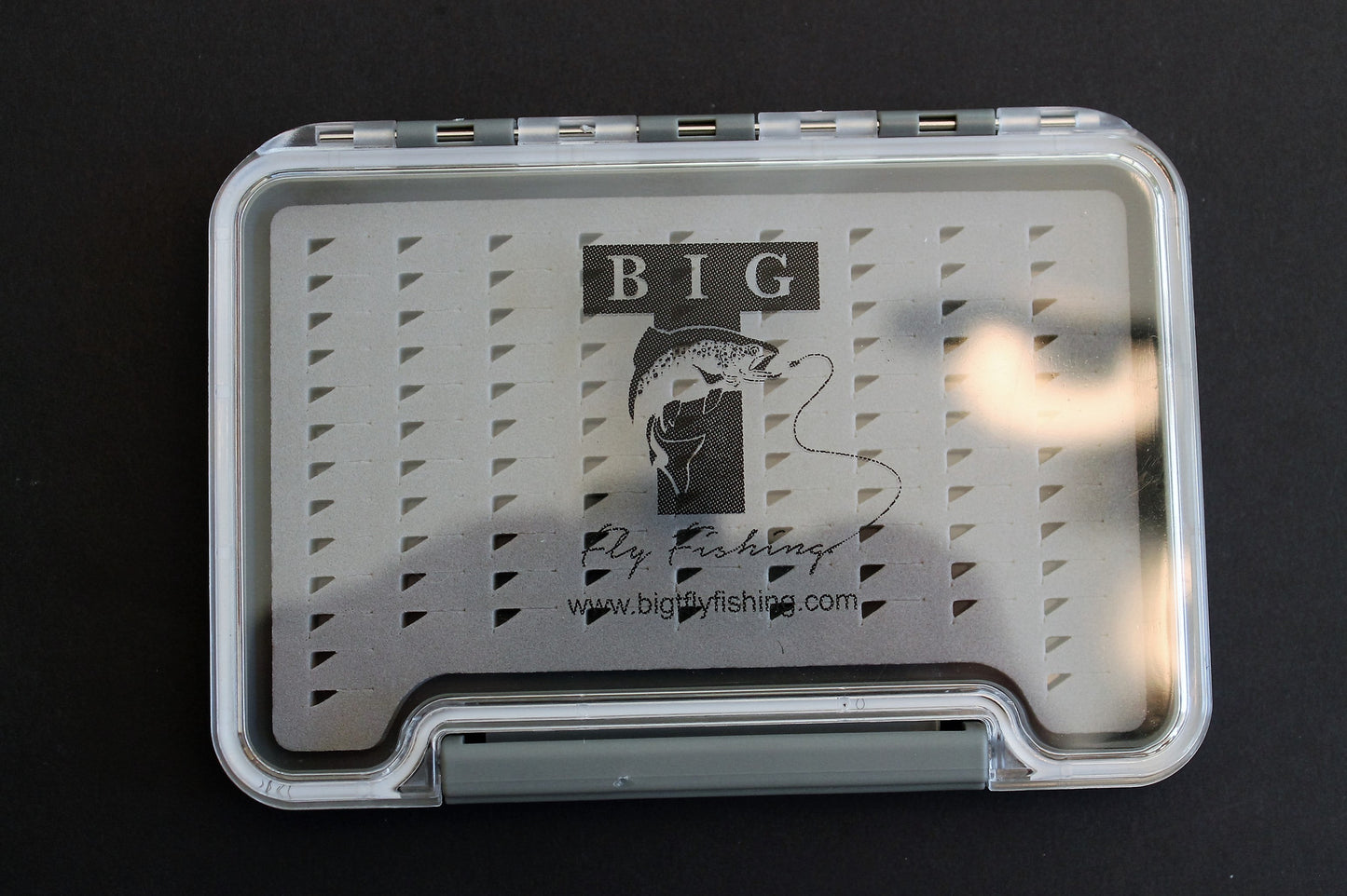 Medium thin slotted waterproof fly box